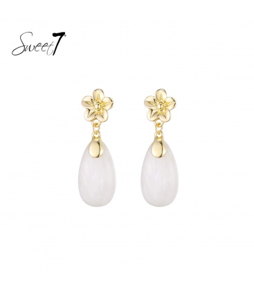 Oorbellen met sierlijke bloem en zachte witte hanger