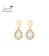 Oorbellen met witte druppel hanger en goudkleurige rand