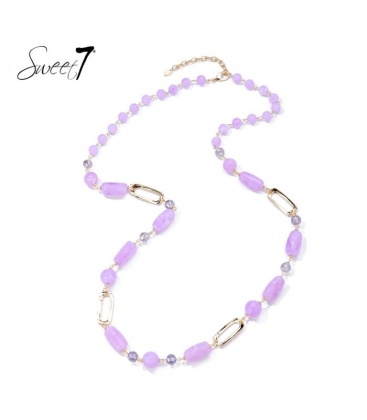 Halsketting met paarse kralen en gouden schakels in trendy stijl.