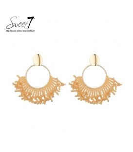 Oorbellen goudkleurige cirkel met speelse camel kleurige kralen hanger