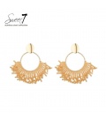 Oorbellen goudkleurige cirkel met speelse camel kleurige kralen hanger