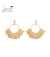 Oorbellen goudkleurige cirkel met speelse camel kleurige kralen hanger