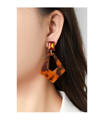 Oorclips met een rood steentje en een kleuren mix als hanger