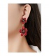 Oorclips met roze bloemen en goudkleurige afwerking