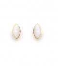 Oorclips met ovale witte steen en goudkleurige rand