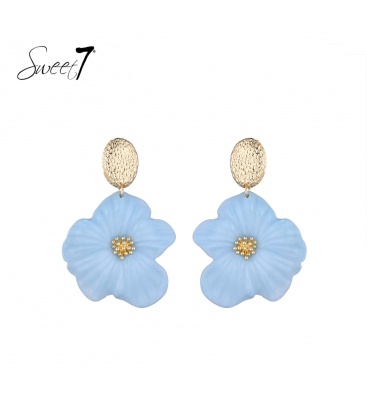 Oorbellen met blauwe bloemen en goudkleurige accenten.