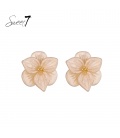 Oorbellen beige in bloemvorm en goudkleurige kern