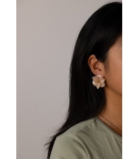 Oorbellen beige in bloemvorm en goudkleurige kern