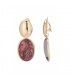 Oorclips goudkleur met ovale parelmoer hanger in warme bordeauxrood tinten.