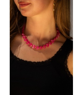 Halsketting met roze hartjes en goudkleurige accenten
