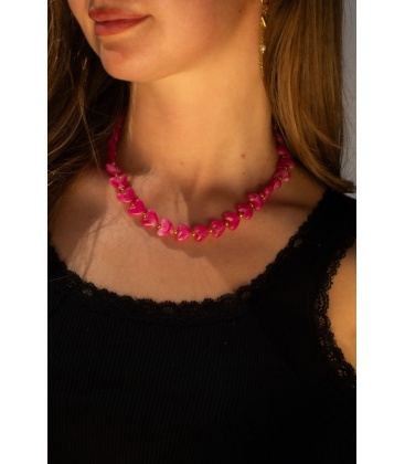 Halsketting met roze hartjes en goudkleurige accenten