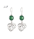 Oorbellen met groene steen en zilverkleurige bloemhanger