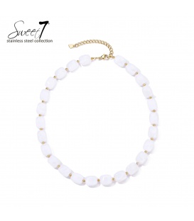 Halsketting met witte kralen en goudkleurige details
