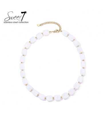 Halsketting met witte kralen en goudkleurige details
