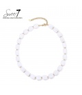Halsketting met witte kralen en goudkleurige details