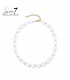 Halsketting met witte kralen en goudkleurige details