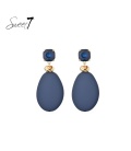 Oorbellen blauw met facetsteen en ovale hanger in goudkleurig knoop
