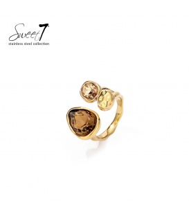 Goudkleurige ring met bruine kristallen en een open ontwerp.