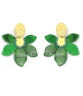 Oorclips met groene bloem en een goudkleurige gehamerd oor stukje