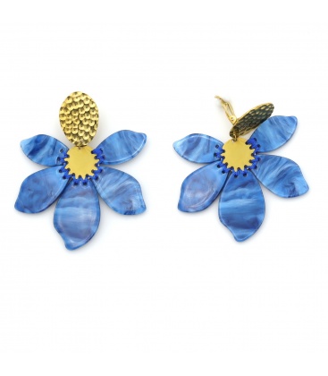 Oorclips met blauwe bloem bladeren en en goudkleurig gehamerd oor stukje