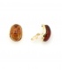 Oorclips met rode ovale steen en goudkleurige zetting
