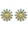 Oorclips met blauw en goudkleurig bloemdesign.