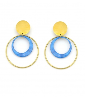 Oorclips met goudkleurige ring en blauwe cirkel in marmerlook.