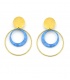 Oorclips met goudkleurige ring en blauwe cirkel in marmerlook.