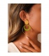 Oorclips met goudkleurige ring en blauwe cirkel in marmerlook.