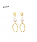 Oorbellen met witte parel, goudkleurige details en een open hanger.