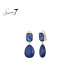 Blauwe oorclips met een glas steen, druppelvormige hanger en goudkleurige omlijsting