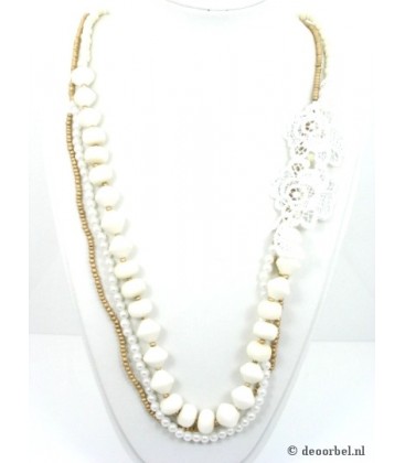 Wit met crème en goudkleurige 3 strengs halsketting met kanten bloem