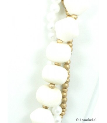 Wit met crème en goudkleurige 3 strengs halsketting met kanten bloem