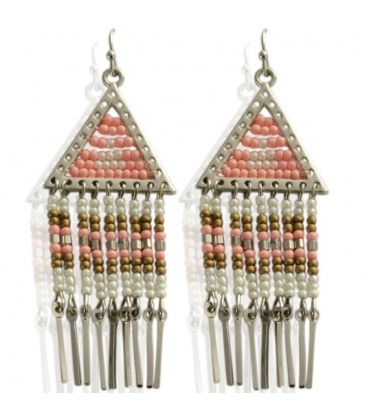 Roze gekleurde oorbellen met kleine kraaltjes en strengetjes