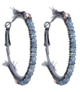 Gekleurde oorringen van blauwgrijze iriserende facet glaskralen.