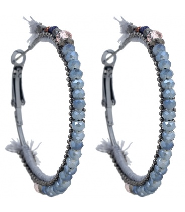 Gekleurde oorringen van blauwgrijze iriserende facet glaskralen.