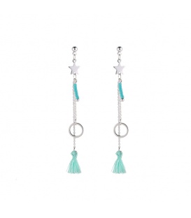 Zilverkleurige oorhangers met ster en groene kwast aan dun kettinkje