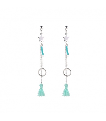 Zilverkleurige oorhangers met ster en groene kwast aan dun kettinkje