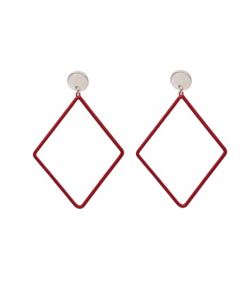 Oorbellen met dunne donkerrode ruitvormige metalen hanger