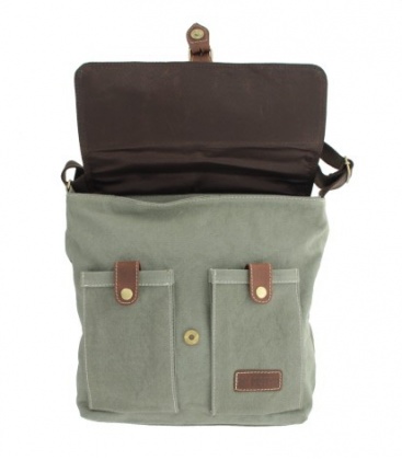 Licht grijze tas van canvas en een flap van leer met gesp