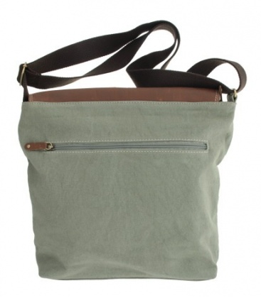 Licht grijze tas van canvas en een flap van leer met gesp